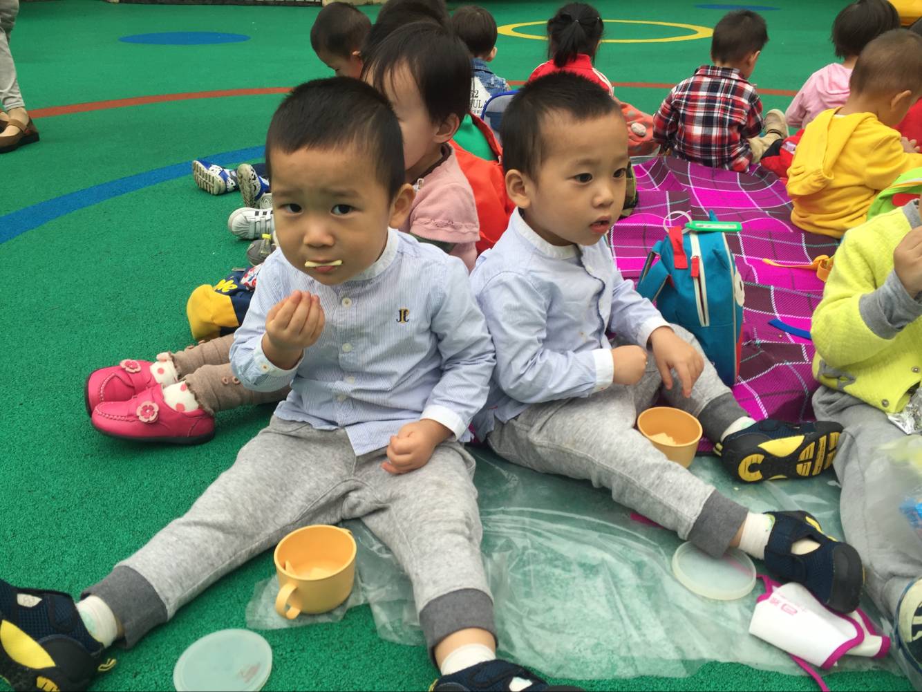 果果班&宝宝班的《瓶瓶罐罐》主题活动——保龄球 - 多彩的一天 - 杭州市德胜幼儿园