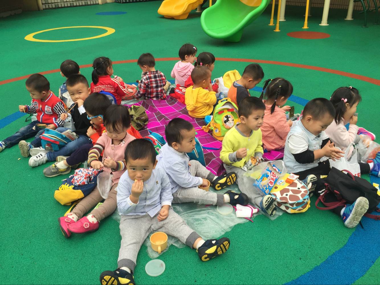 宝宝班的第一天 - 多彩的一天 - 杭州市德胜幼儿园