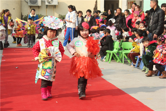 报纸,环保袋,纸盒,树叶等废旧物品制作环保衣服.