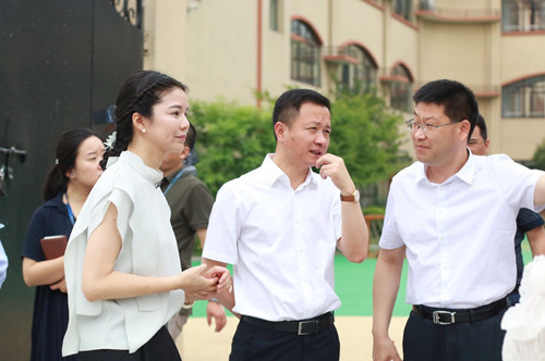 首页 新闻中心 园内新闻 内容 随后,汤展亮园长向各位领导介绍了该