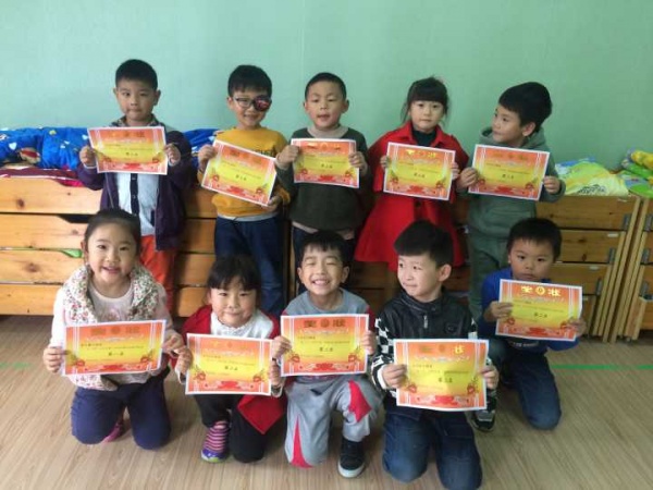 小巧手 系鞋带 --大班组系鞋带技能比赛活动报